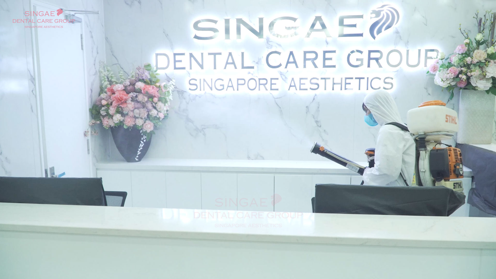 Nhân viên Singae phun khử khuẩn 