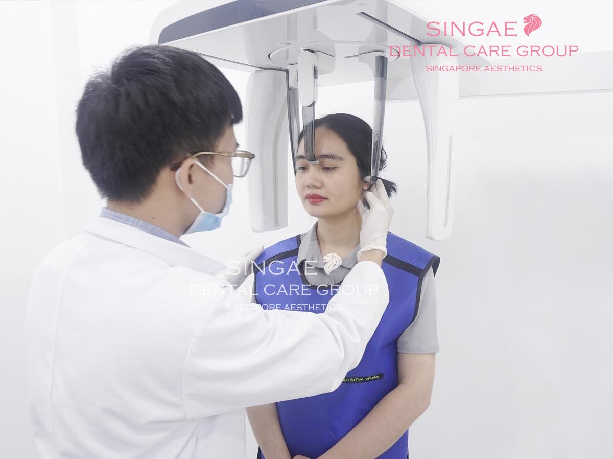 Bác sĩ chụp CT conebeam cho bệnh nhân