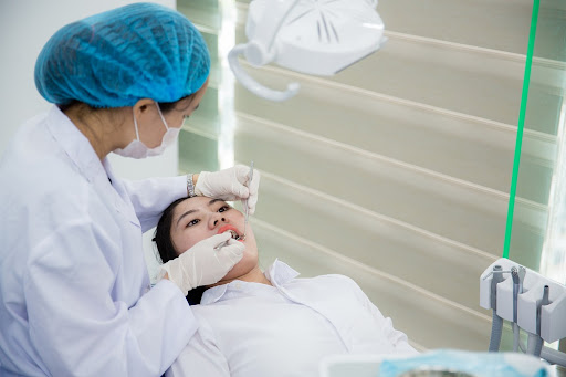 Bác sĩ thăm khám cho bệnh nhân trước khi khi dán sứ