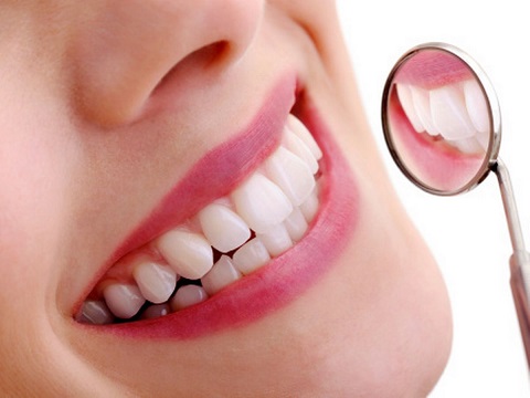 Cuộc đối đầu giữa Răng sứ kim loại và Răng sứ Titan