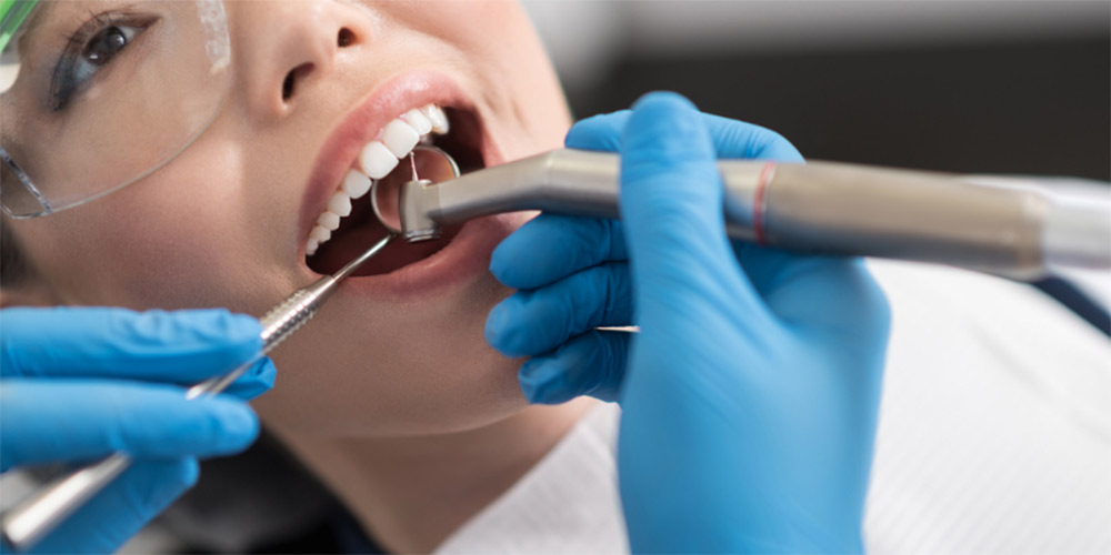 Cần đi thăm khám ngay khi nhận thấy các dấu hiệu răng sứ bị hở