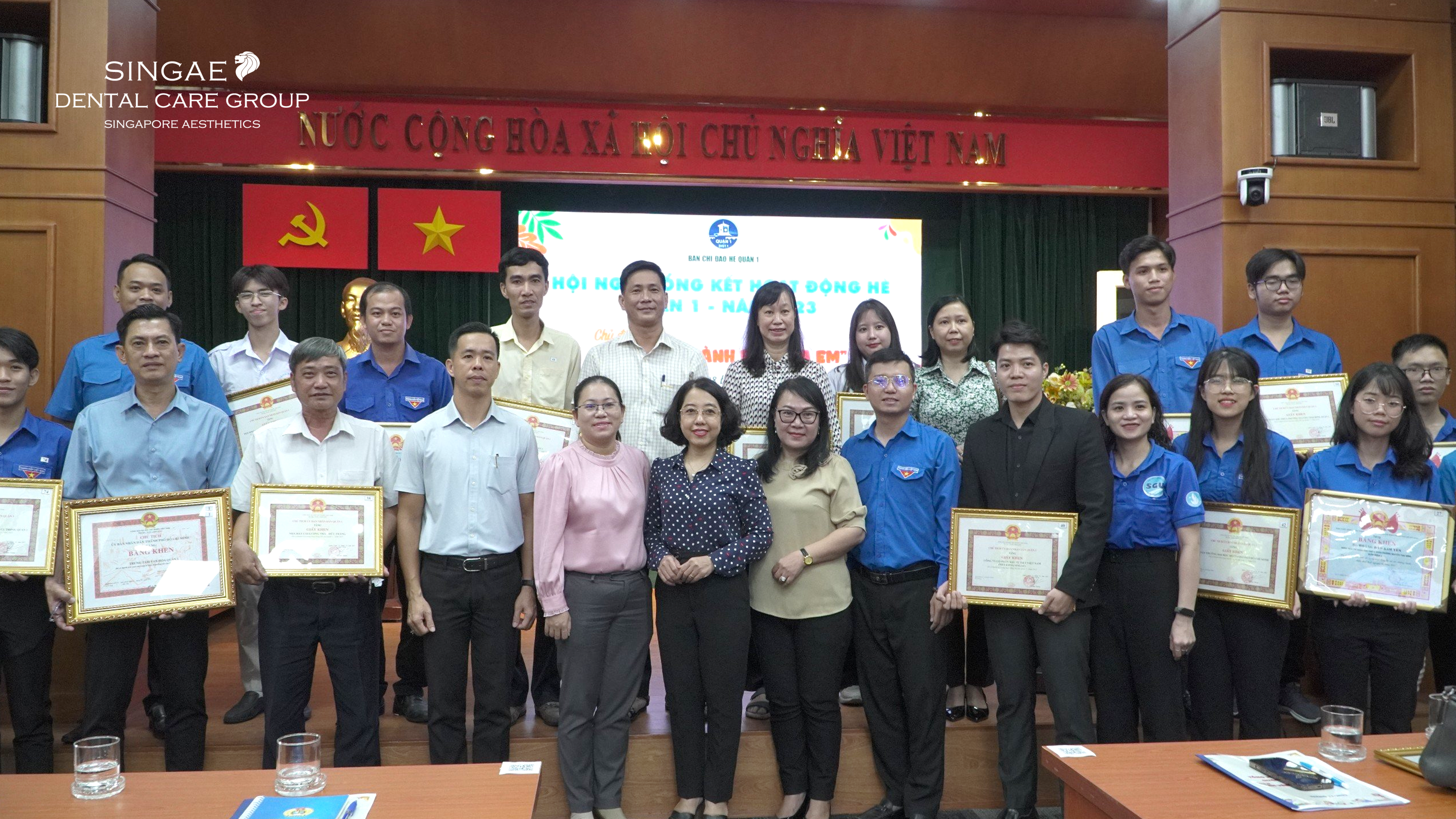 NHA KHOA SINGAE VINH DỰ NHẬN BẰNG KHEN CỦA UBND QUẬN 1 VỀ NHỮNG ĐÓNG GÓP VÌ CỘNG ĐỒNG