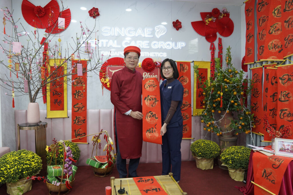 KHÁCH HÀNG THÍCH THÚ VỚI HÌNH ẢNH “ÔNG ĐỒ - MỰC TÀU - CÂU ĐỐI ĐỎ” TẠI SINGAE 6 Khách hàng thích thú tự viết câu đối đỏ