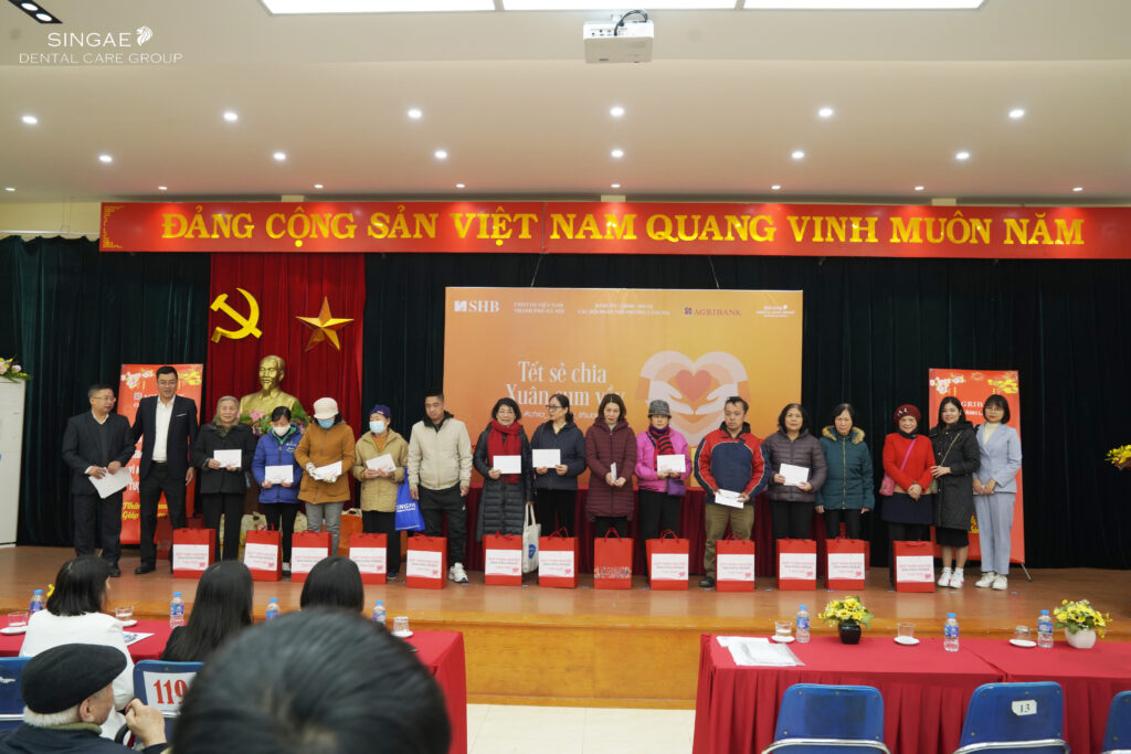 Đại diện quỹ thiện nguyện Nha khoa Singae tặng quà cho những hoàn cảnh khó khăn p. Láng Hạ, Q. Đống Đa, Hà Nội