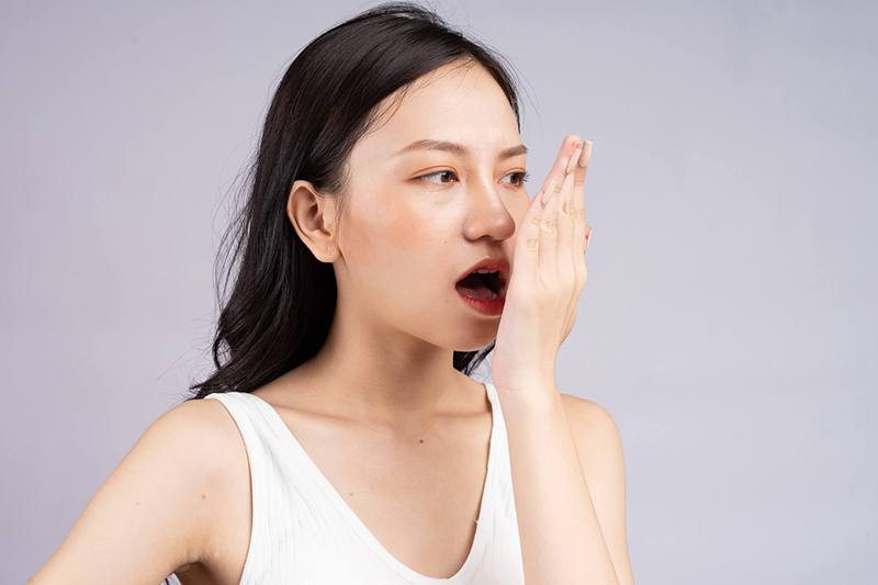 Hơi thở có mùi hôi khó chịu là dấu hiệu sâu răng