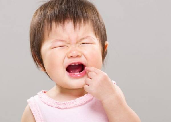 Trẻ mọc răng hàm khi nào