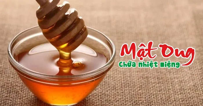 Chữa nhiệt miệng tại nhà bằng mật ong