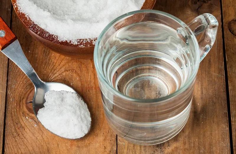 Chữa nhiệt miệng tại nhà bằng nước muối
