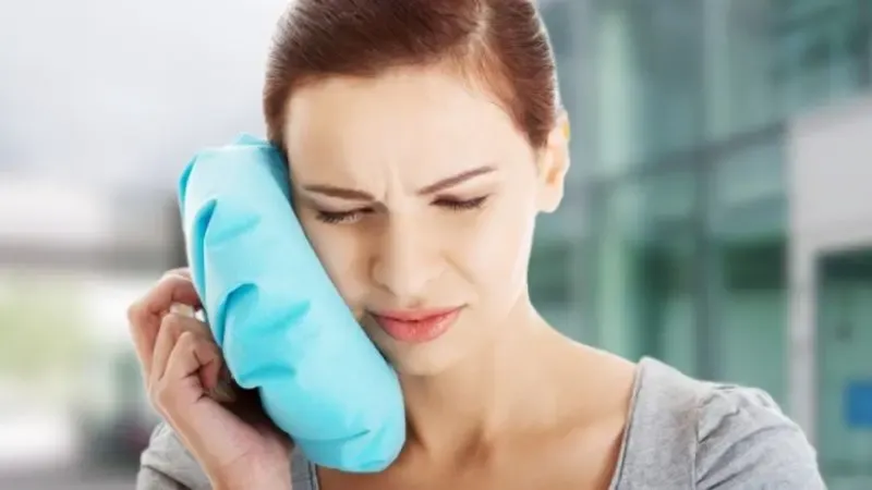 Chườm khăn lạnh giúp giảm đau răng 