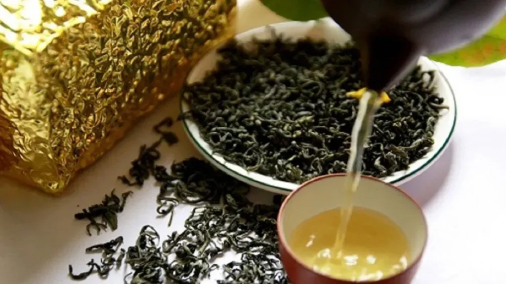 Dùng bã chè khô để trị nhiệt miệng