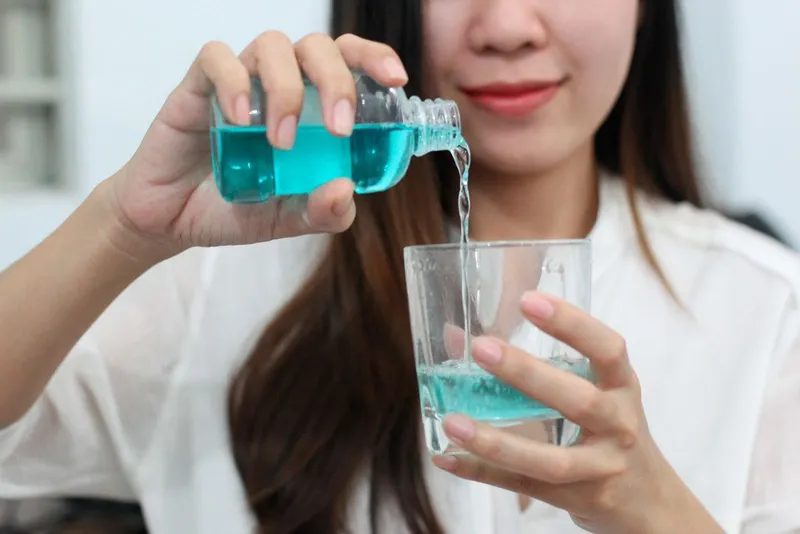 Dùng nước súc miệng chuyên dụng để trị nhiệt miệng