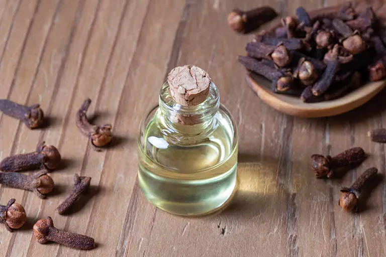 Cách trị ê buốt răng dân gian bằng dầu đinh hương