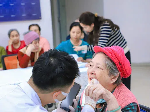 Nha khoa Singae tổ chức thăm khám miễn phí cho các cụ ở Viện dưỡng lão Diên Hồng 7 Nha khoa Singae tổ chức thăm khám miễn phí cho các cụ ở Viện dưỡng lão Diên Hồng